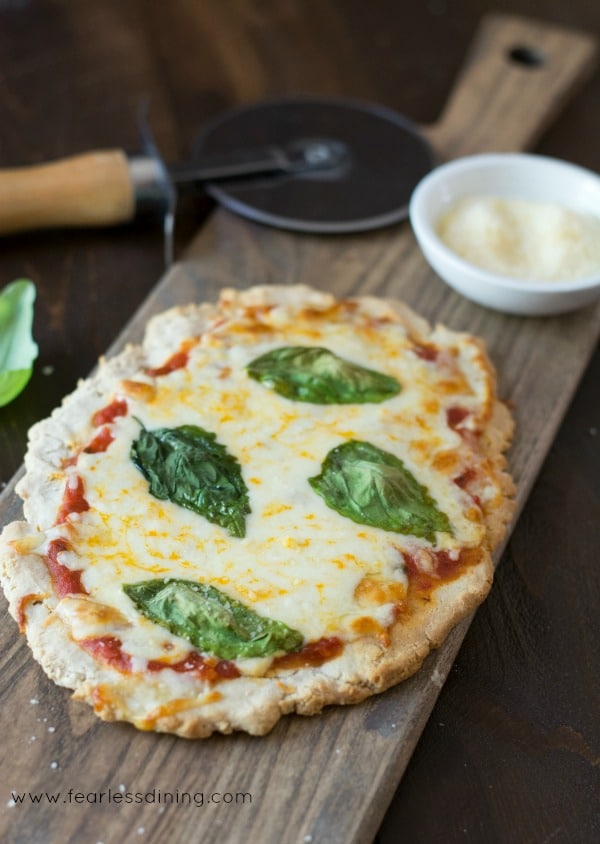 Easy Gluten Free Flatbread Tomato Basil Pizza Fearless Dining