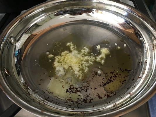 Roasting garlic in oil