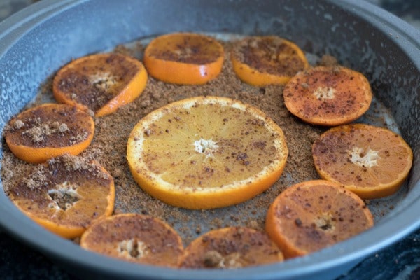 Prange slices and brown coconut sugar in a cake dish.