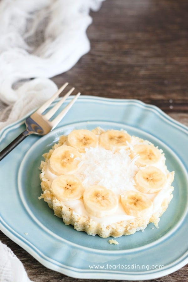 A gluten free yogurt tart on a light blue plate.
