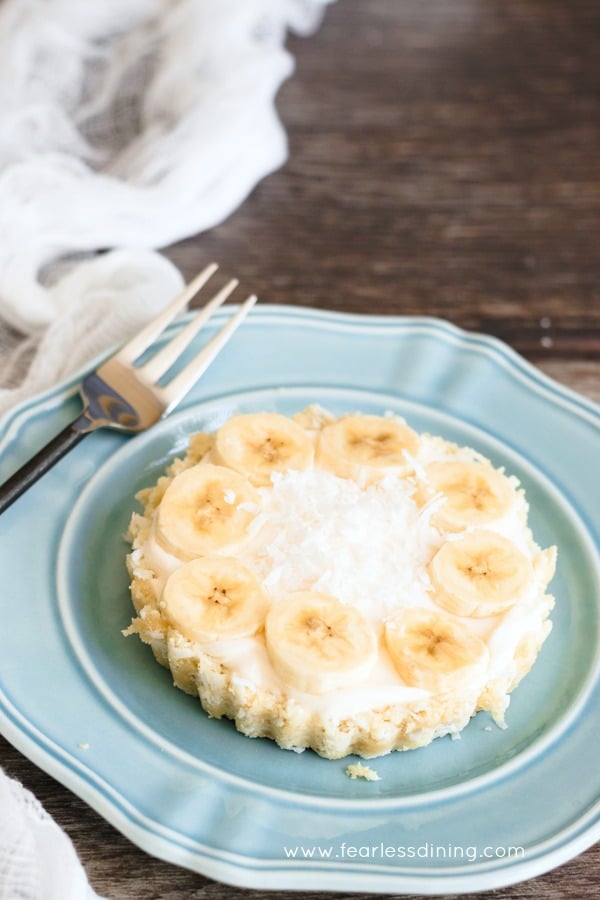 A Banana Cream Greek Yogurt Tart on a light blue plate.