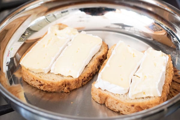 making grilled brie cheese in a pan