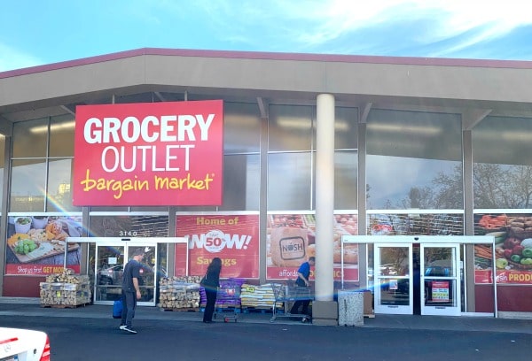 a picture of a Grocery Outlet store front