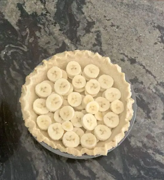 banana slices in a baked pie crust