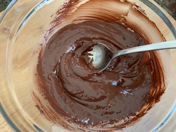 The melted chocolate in a bowl.