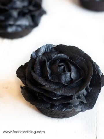 black cupcakes frosted as roses