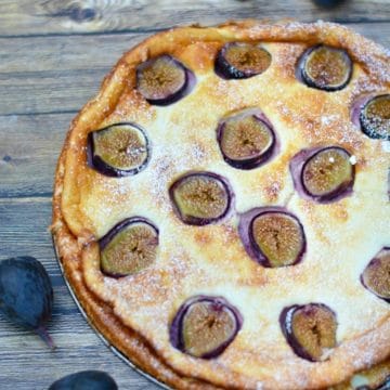 The top view of a fig cake on a wooden table.