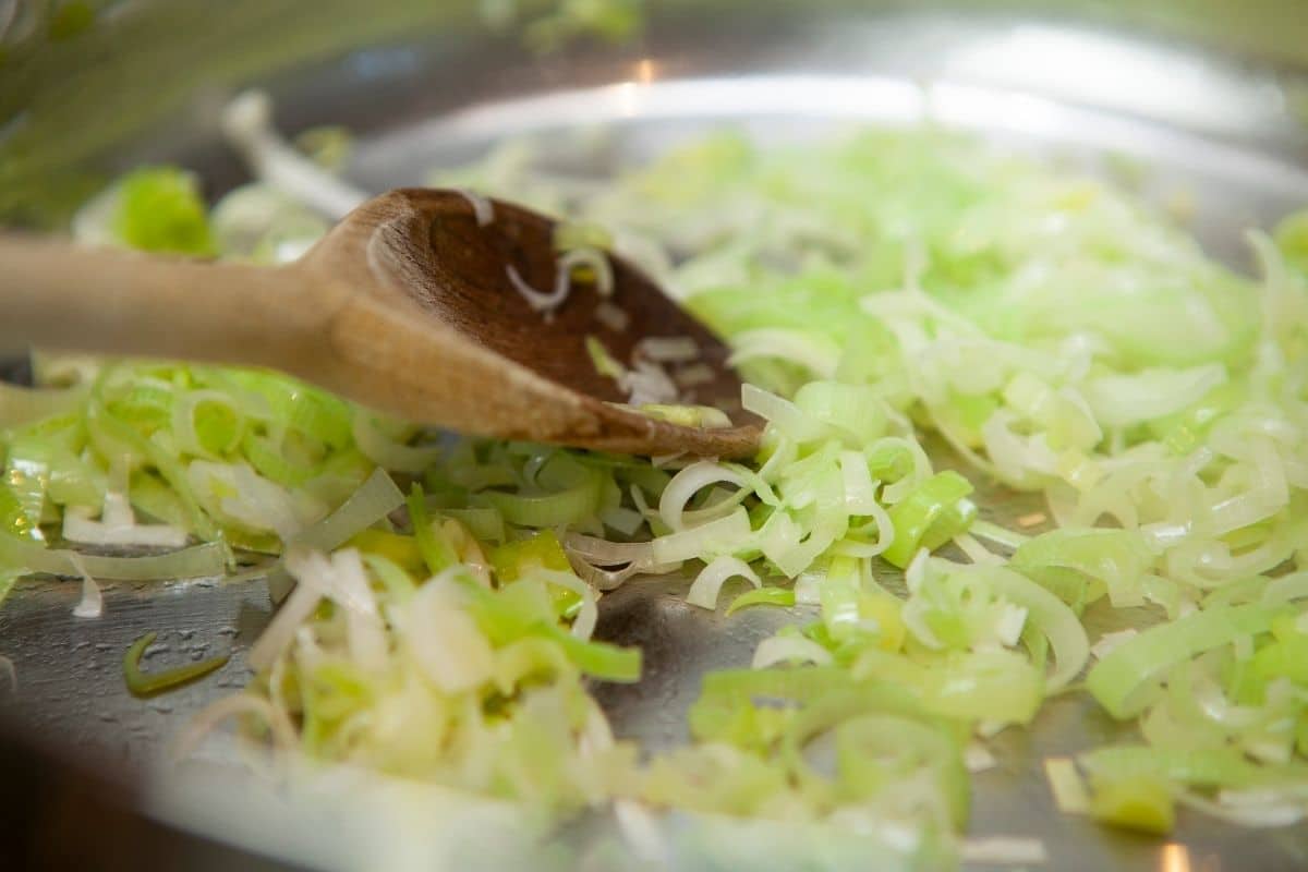 Leeks sautíng in a pot.