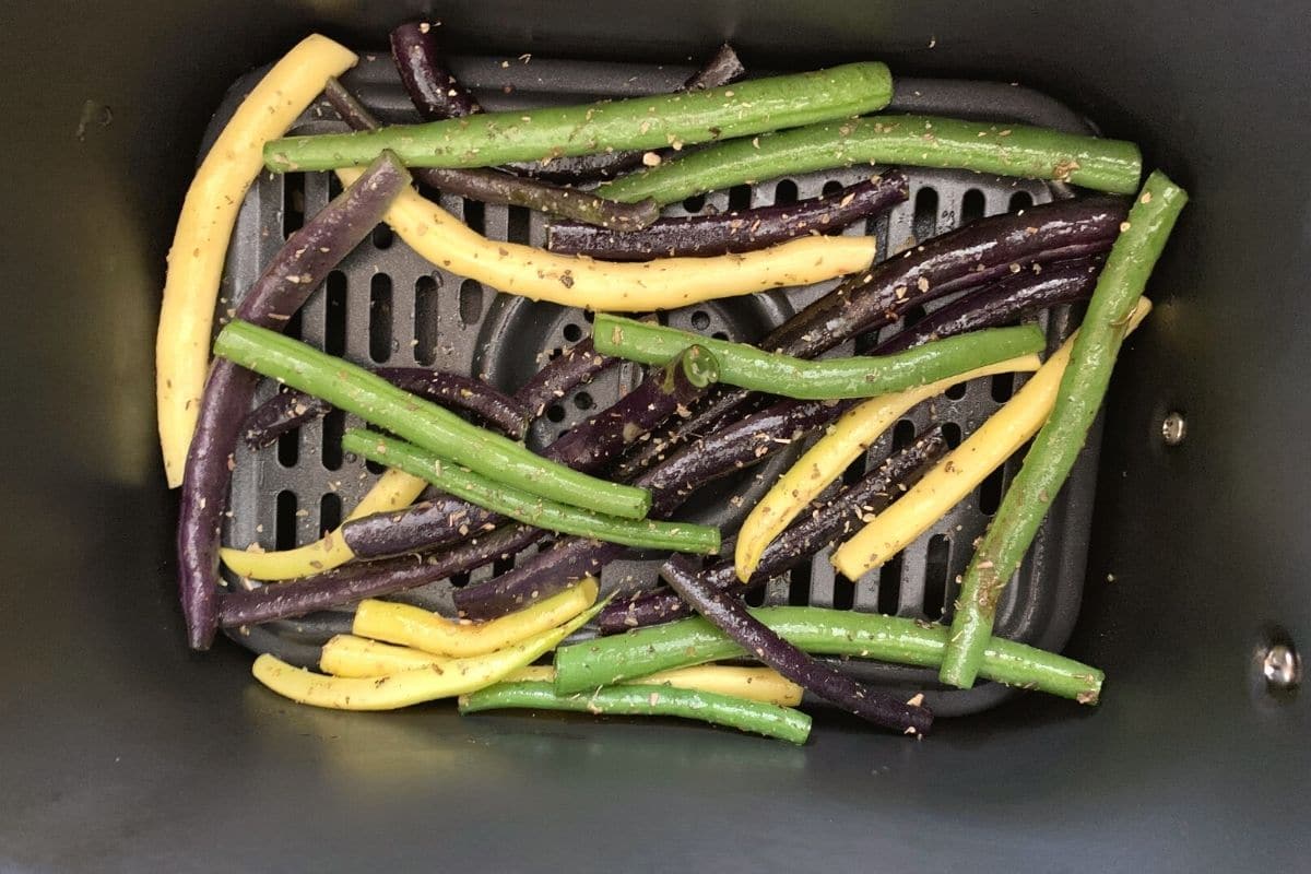 Seasoned green beans in the air fryer.