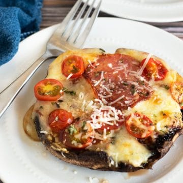 An air fryer portobello pizza on a plate.