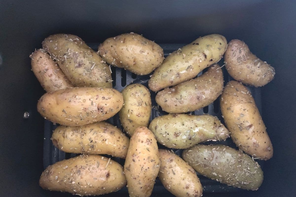 seasoned fingerling potatoes in the air fryer basket.