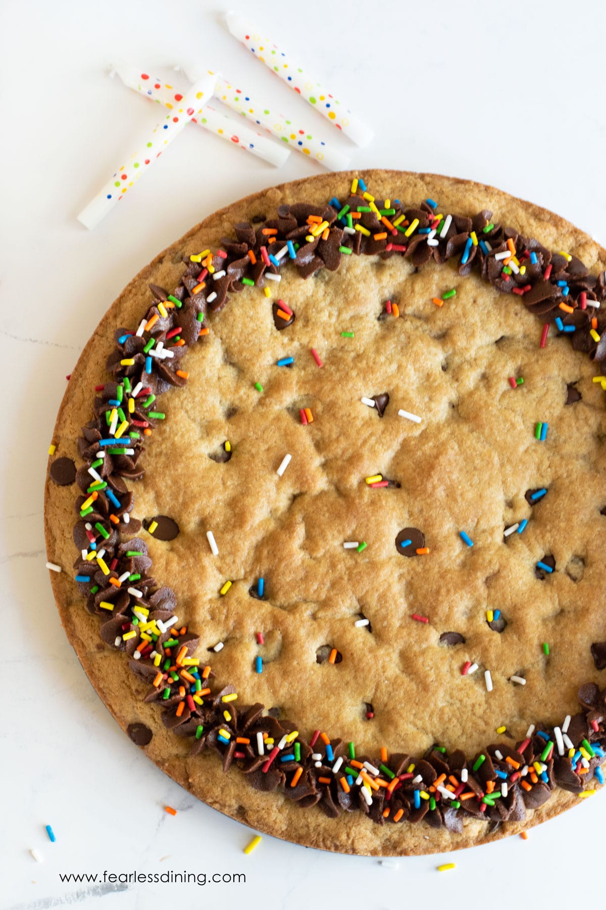 The top view of the decorated cookie cake.